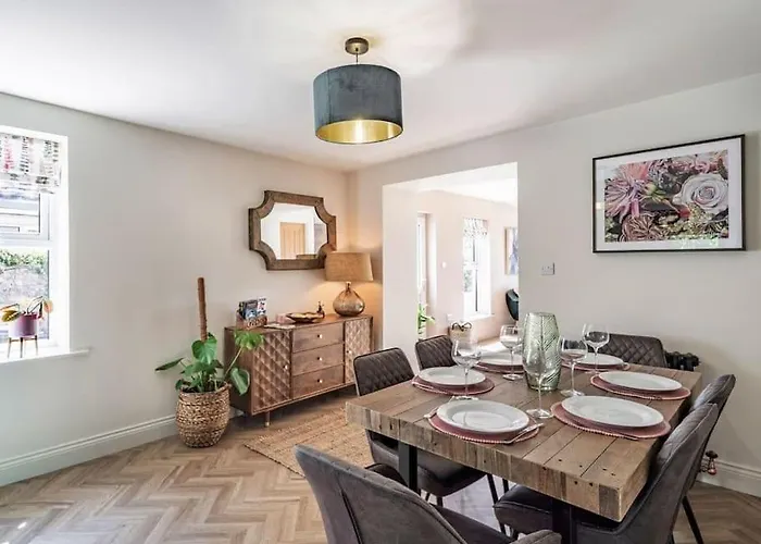 בית נופש Northdene - 5 Star District